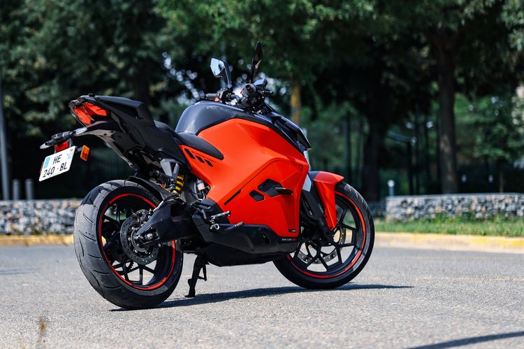 Design de l'Ultraviolette F77 SuperStreet