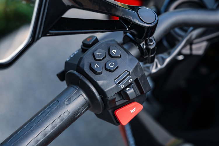 Ergonomie de l'Ultraviolette F77 SuperStreet