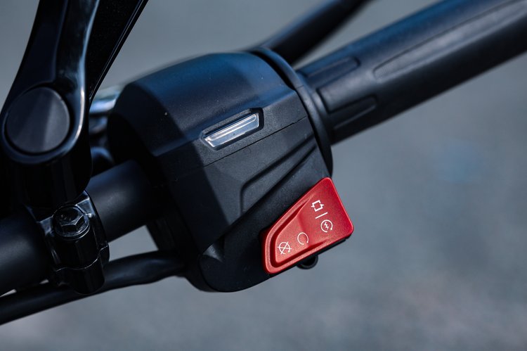 Ergonomie de l'Ultraviolette F77 SuperStreet