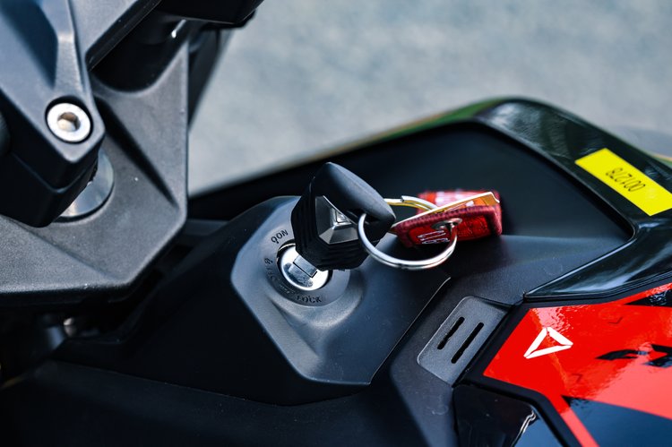 Ergonomie de l'Ultraviolette F77 SuperStreet