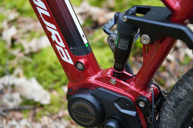 Détail de l'amortisseur arrière Rockshox Deluxe Select+ sur le cadre du VTT électrique tout-suspendu Nakamura E-Summit 950S.
