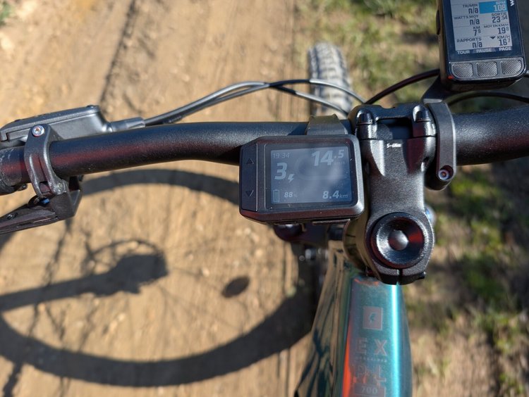 Vue du poste de pilotage et de l'écran de contrôle du VTT électrique Rockrider E-EXPL 700.