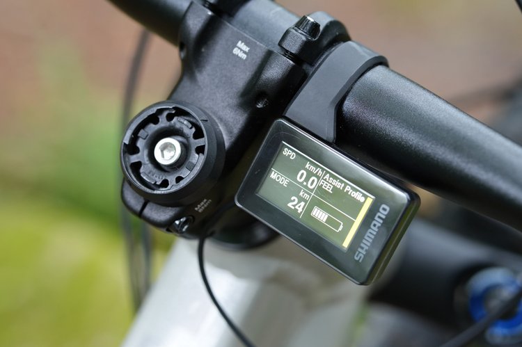 L'écran de contrôle LCD du VTT électrique Rockrider E-FEEL 700 S affichant la vitesse et le niveau d'assistance.