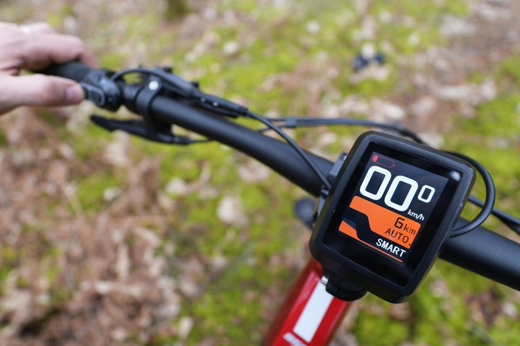 L'écran de contrôle couleur du VTT électrique Nakamura E-Summit 950S affichant les informations de base.