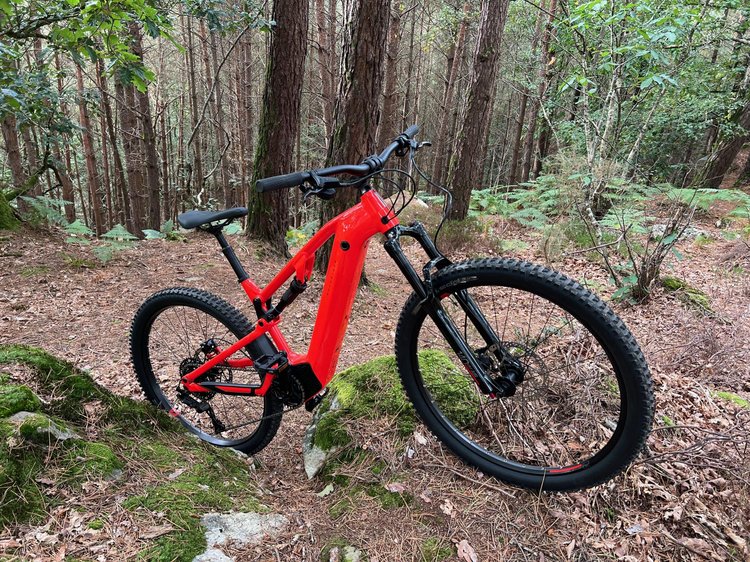Le VTT électrique tout-suspendu Rockrider E-EXPL 520 S rouge en test, un des concurrents pour le titre de meilleur VTT électrique 2025.