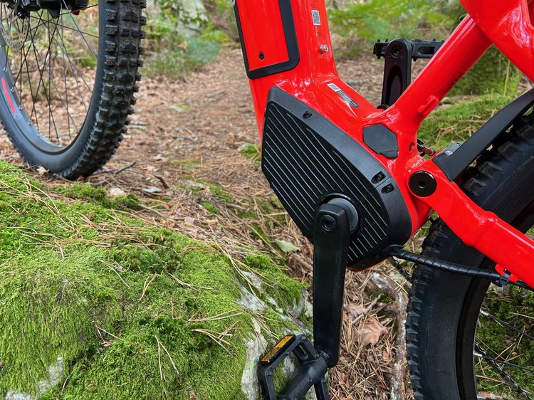 Vue du moteur pédalier Brose T en aluminium sur le VTT électrique Rockrider E-EXPL 520 S, développant 70 Nm de couple.