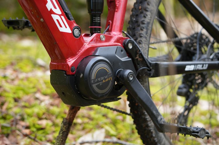 Gros plan sur le moteur central Naka E-Power Max du VTT électrique Nakamura E-Summit 950S, qui développe 100 Nm de couple.