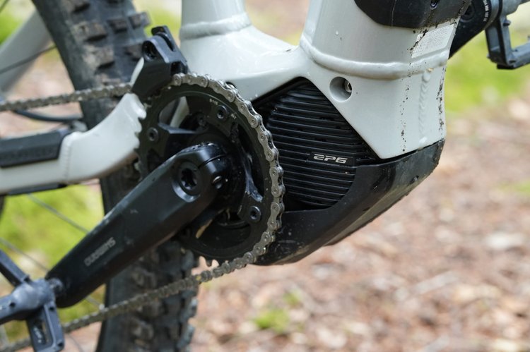 Gros plan sur le moteur central Shimano EP600 qui équipe le VTT électrique Rockrider E-FEEL 700 S.