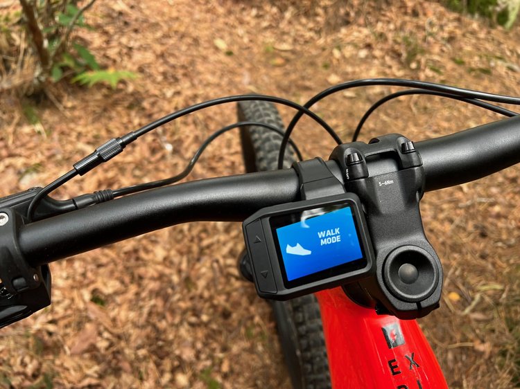 Gros plan sur le poste de pilotage du VTT électrique Rockrider E-EXPL 520 S avec son écran de contrôle couleur ERGO 900.