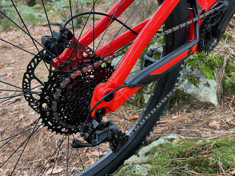 Gros plan sur la transmission MICROSHIFT ADVENT X 10 vitesses du VTT électrique Rockrider E-EXPL 520 S.