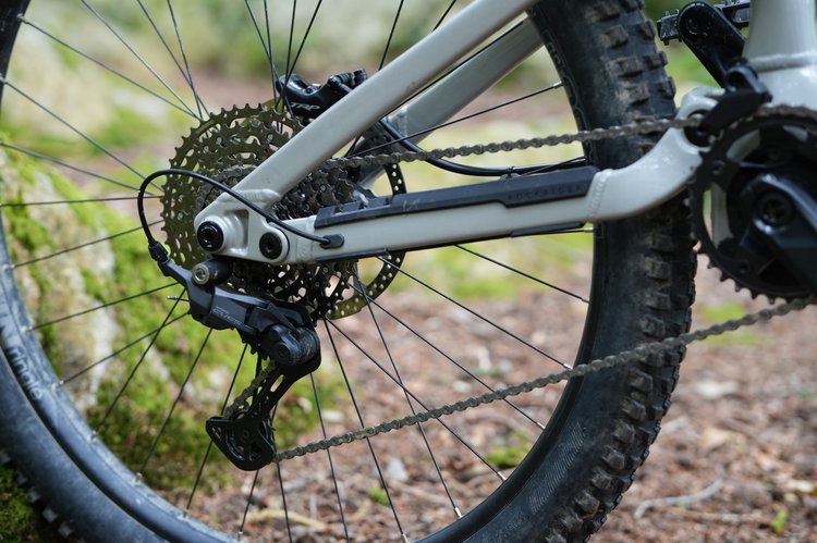Détail de la transmission Shimano Cues à 11 vitesses montée sur le VTT électrique Rockrider E-FEEL 700 S.