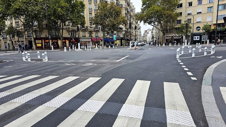 Rond-point à l’hollandaise place Léon-Paul Fargue à Paris en 2025