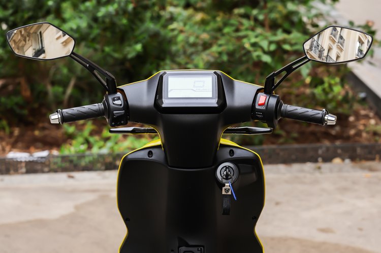 Au guidon du Peugeot Kisbee SE