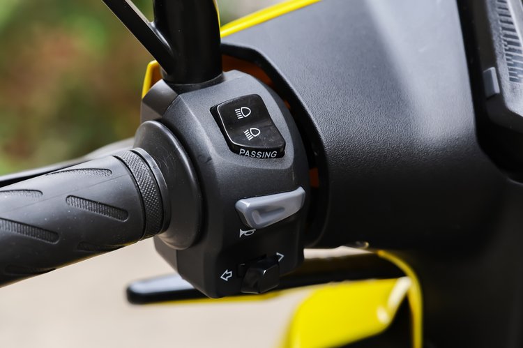 Au guidon du Peugeot Kisbee SE