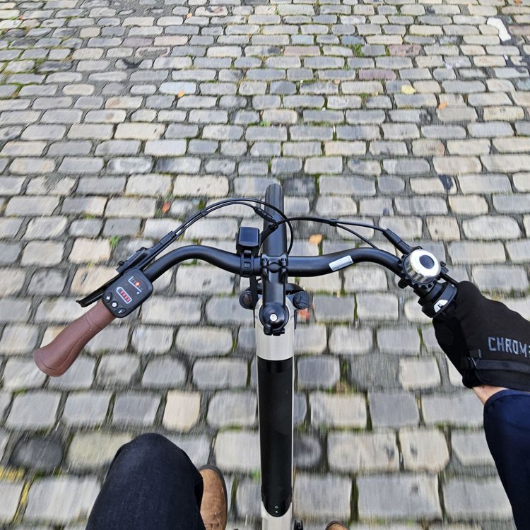 Intersport Nakamura Crossover E conduite pavés