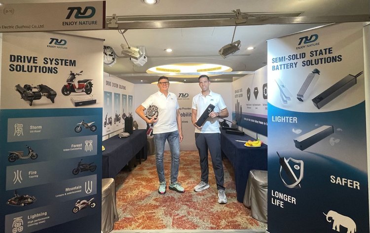 Batteries semi-solides T&D présentées à l’EICMA 2025 sur un stand dédié.