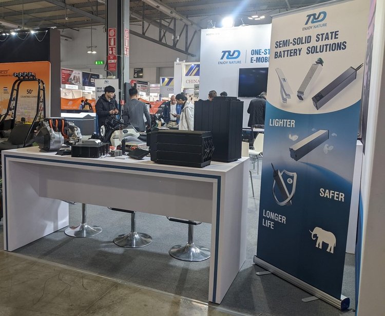 Batteries semi-solides T&D présentées à l’EICMA 2025 sur un stand dédié.