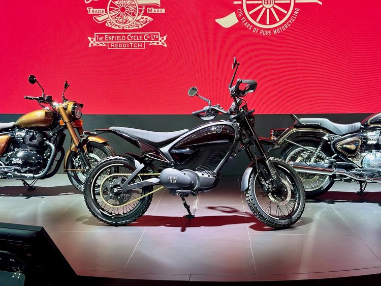 Flying Flea S6, scrambler électrique Royal Enfield 125 sur le stand de l’EICMA 2025