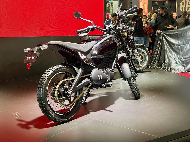 Flying Flea S6, scrambler électrique Royal Enfield 125 sur le stand de l’EICMA 2025