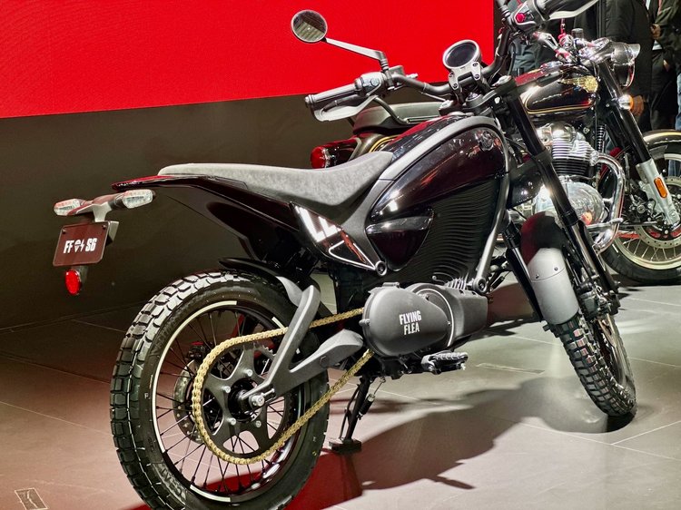 Flying Flea S6, scrambler électrique Royal Enfield 125 sur le stand de l’EICMA 2025
