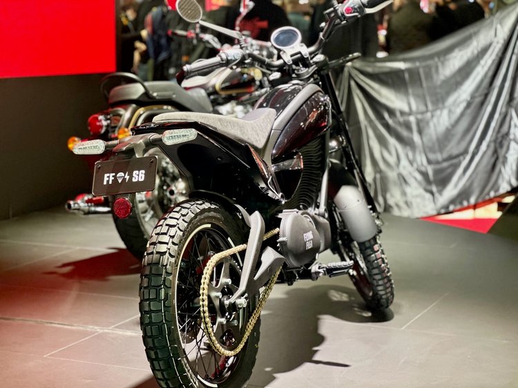 Flying Flea S6, scrambler électrique Royal Enfield 125 sur le stand de l’EICMA 2025