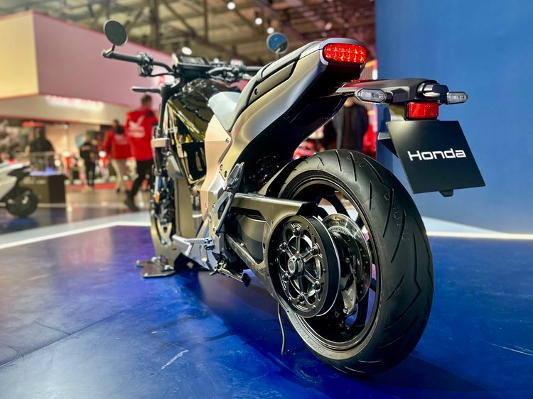 Honda WN7 sur le stand Honda à l’EICMA 2025, première moto électrique de série de la marque