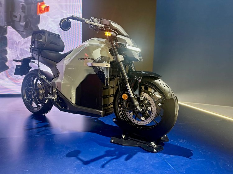Honda WN7 sur le stand Honda à l’EICMA 2025, première moto électrique de série de la marque