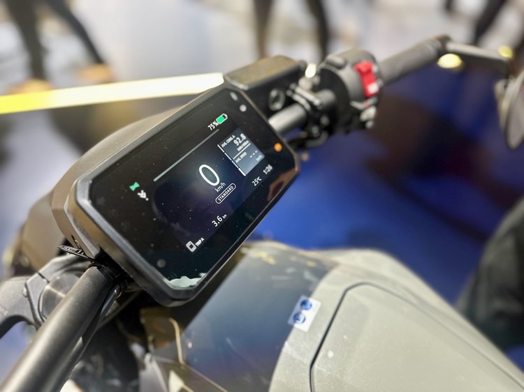 Honda WN7 sur le stand Honda à l’EICMA 2025, première moto électrique de série de la marque