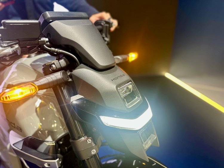 Honda WN7 sur le stand Honda à l’EICMA 2025, première moto électrique de série de la marque