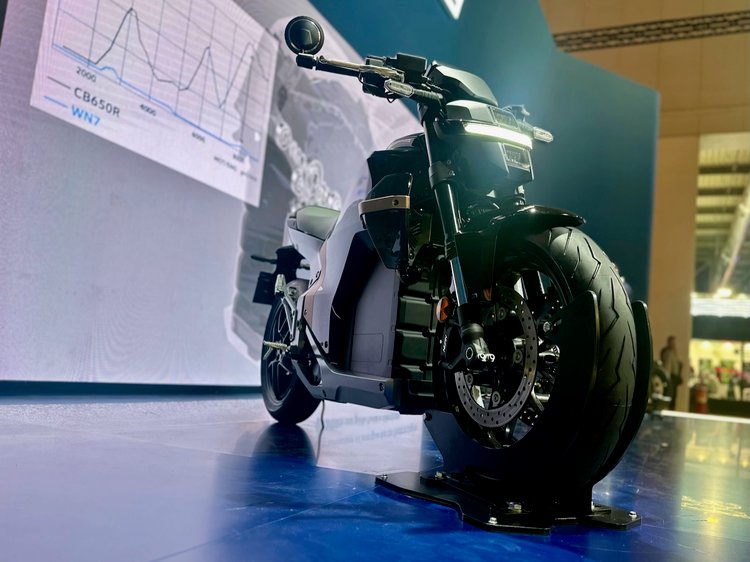 Honda WN7 sur le stand Honda à l’EICMA 2025, première moto électrique de série de la marque
