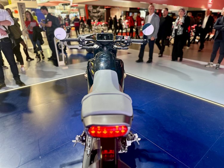 Honda WN7 sur le stand Honda à l’EICMA 2025, première moto électrique de série de la marque