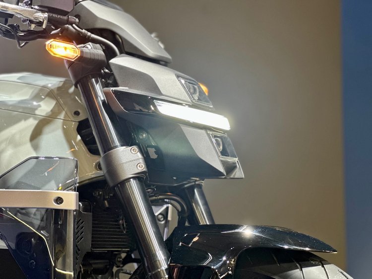 Honda WN7 sur le stand Honda à l’EICMA 2025, première moto électrique de série de la marque