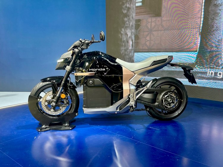 Honda WN7 sur le stand Honda à l’EICMA 2025, première moto électrique de série de la marque