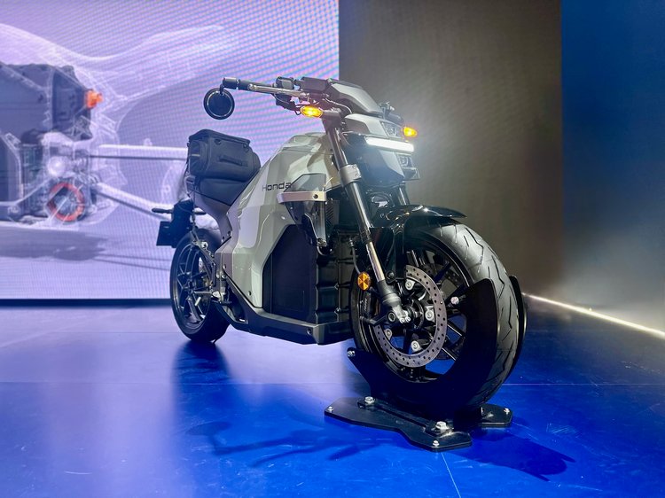 Honda WN7 sur le stand Honda à l’EICMA 2025, première moto électrique de série de la marque