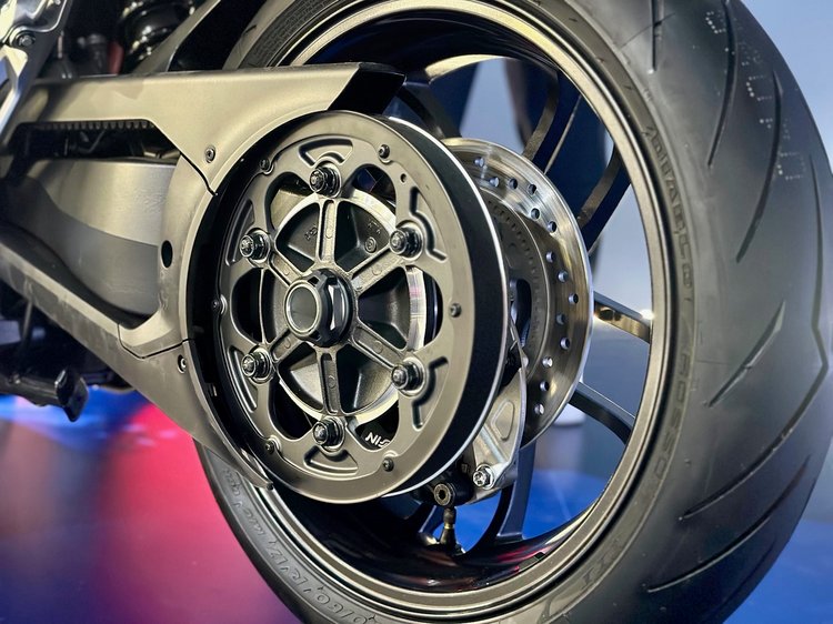 Honda WN7 sur le stand Honda à l’EICMA 2025, première moto électrique de série de la marque