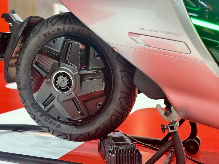NIU Concept 06, scooter électrique 125 cm³ sur le stand NIU à l’EICMA 2025