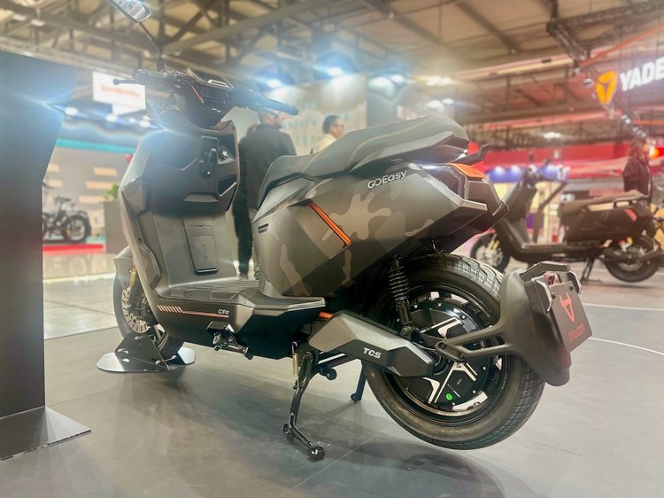 NIU FQiX 150, scooter électrique 50 cm³ sur le stand NIU à l’EICMA 2025