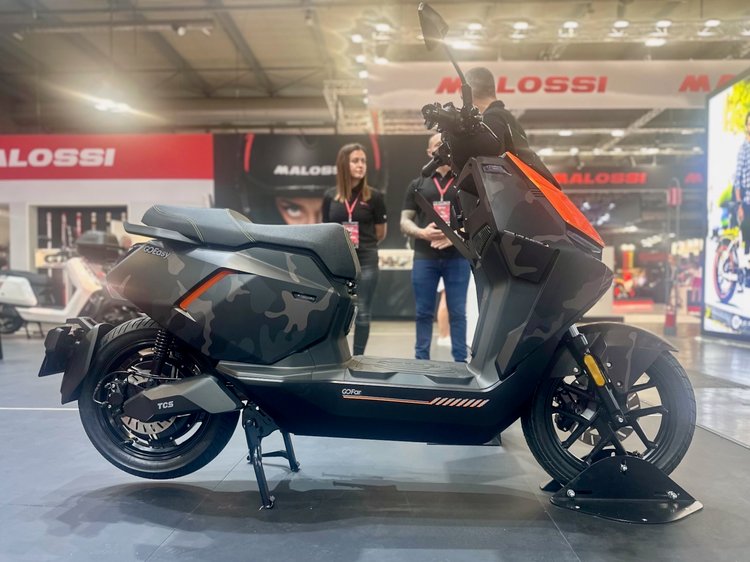 NIU FQiX 150, scooter électrique 50 cm³ sur le stand NIU à l’EICMA 2025