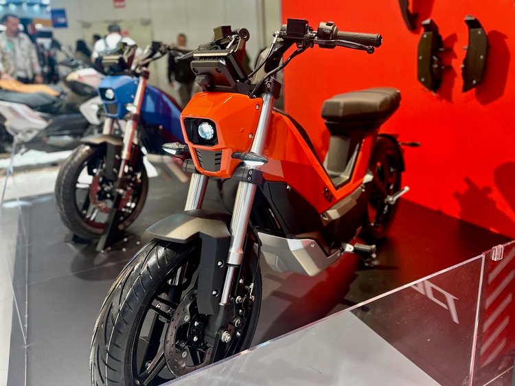 Peugeot 103 électrique, mob culte des années 80 revisitée sur le stand Peugeot à l’EICMA 2025