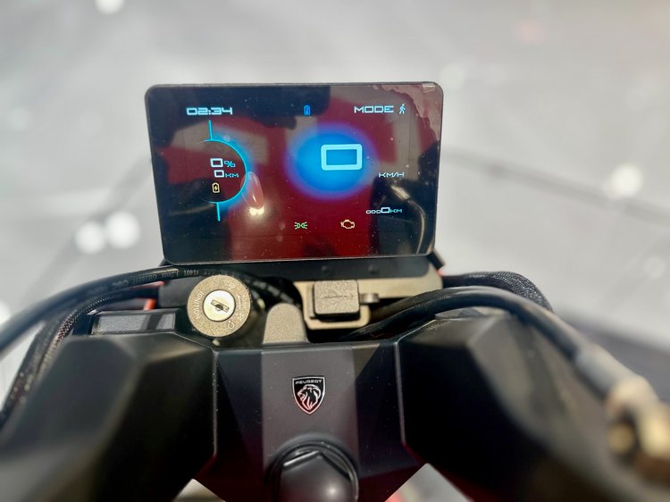 Peugeot 103 électrique, mob culte des années 80 revisitée sur le stand Peugeot à l’EICMA 2025