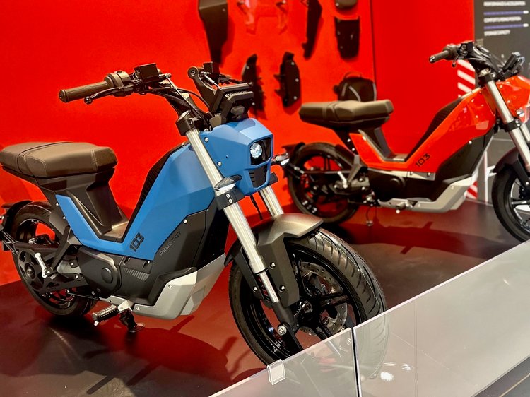 Peugeot 103 électrique, mob culte des années 80 revisitée sur le stand Peugeot à l’EICMA 2025