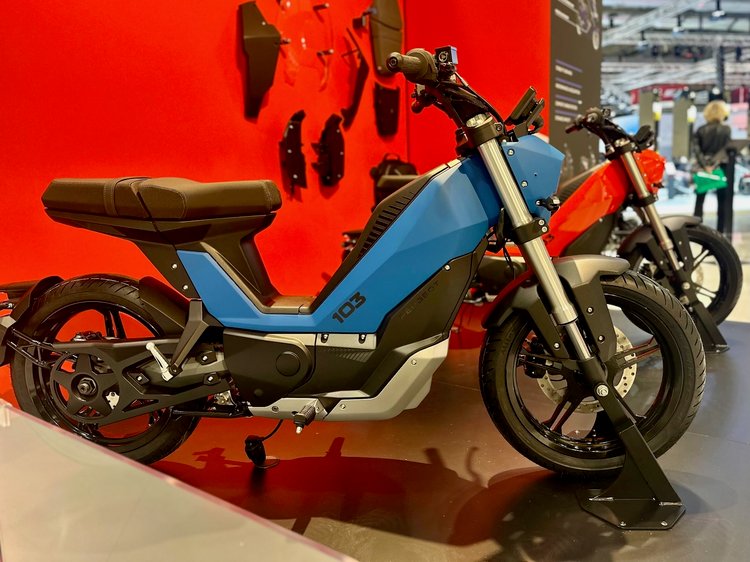 Peugeot 103 électrique, mob culte des années 80 revisitée sur le stand Peugeot à l’EICMA 2025