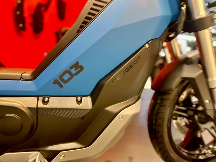 Peugeot 103 électrique, mob culte des années 80 revisitée sur le stand Peugeot à l’EICMA 2025
