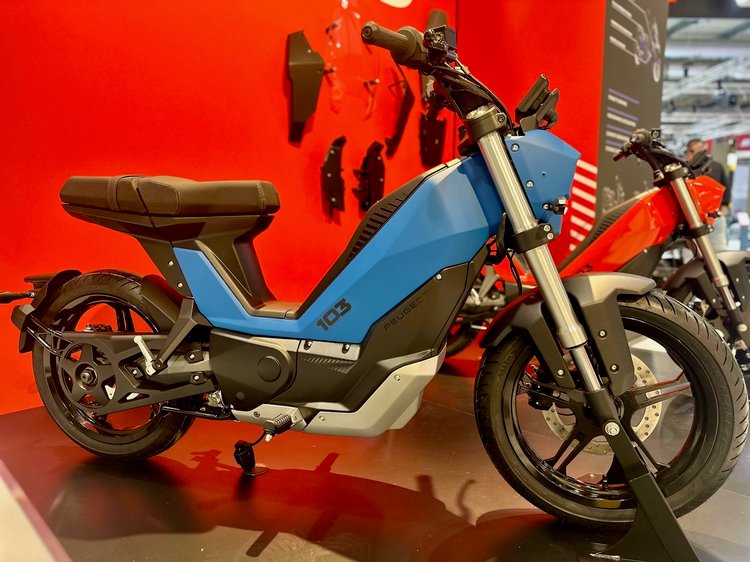 Peugeot 103 électrique, mob culte des années 80 revisitée sur le stand Peugeot à l’EICMA 2025