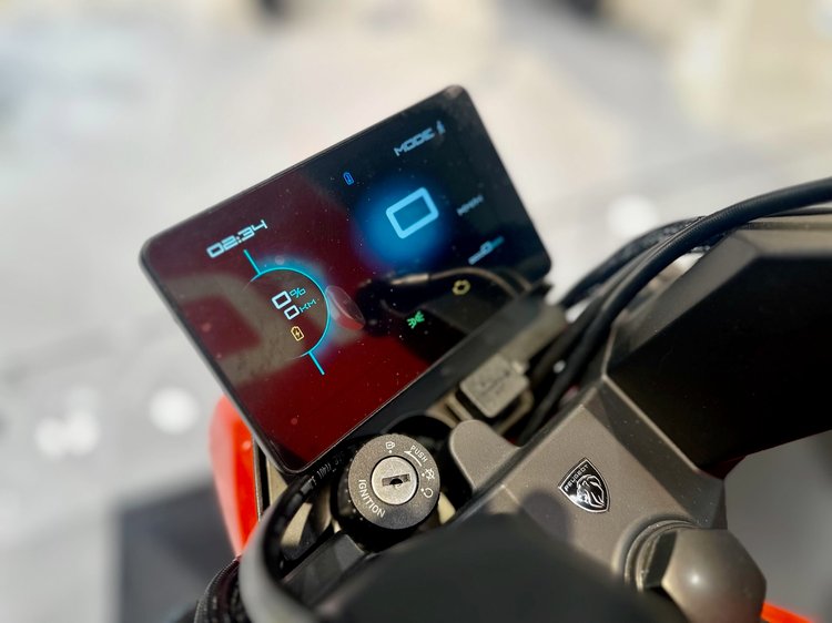 Peugeot 103 électrique, mob culte des années 80 revisitée sur le stand Peugeot à l’EICMA 2025