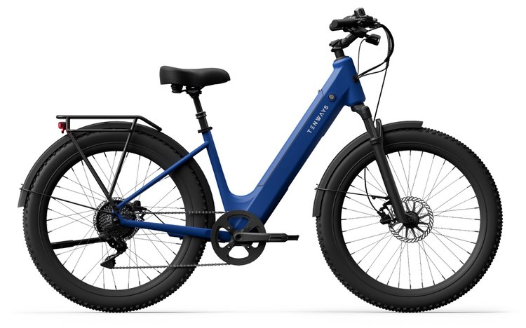 Vélo électrique Tenways Wayfarer bleu avec cadre bas, éclairage avant et feu arrière allumé, typé cruiser