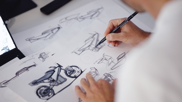 Concept Zero Lompico sur le stand de la marque à l’EICMA 2025, signature LED et design de roadster futuriste