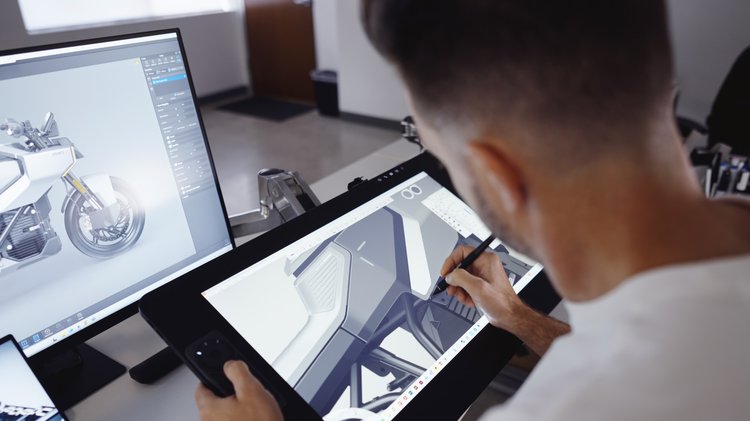 Concept Zero Lompico sur le stand de la marque à l’EICMA 2025, signature LED et design de roadster futuriste