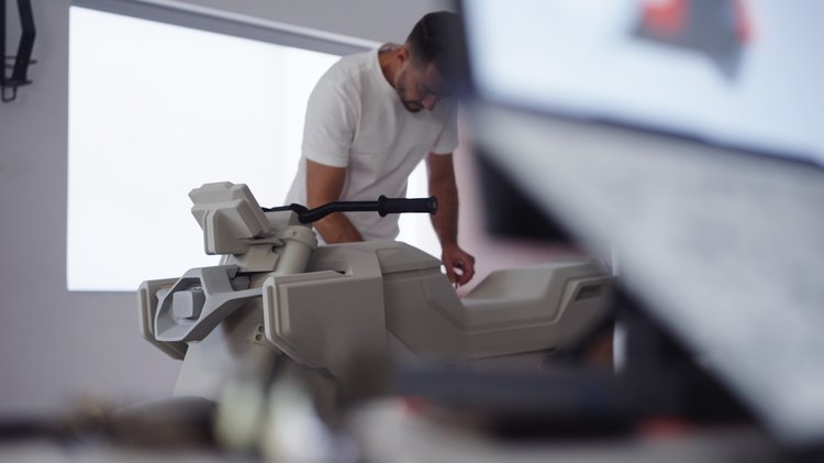 Concept Zero Lompico sur le stand de la marque à l’EICMA 2025, signature LED et design de roadster futuriste