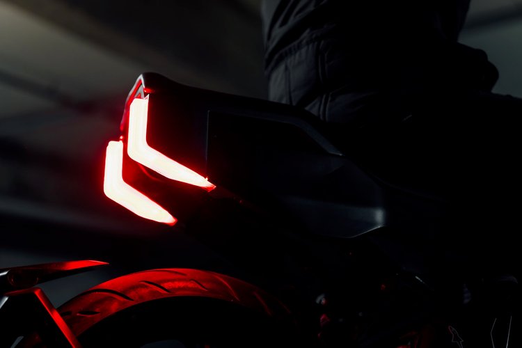 Concept Zero Lompico sur le stand de la marque à l’EICMA 2025, signature LED et design de roadster futuriste